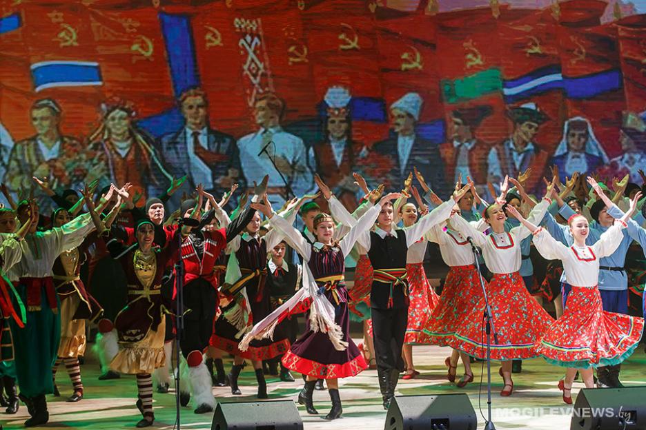 100-летие образования БССР отметили в Могилеве праздничным концертом.
